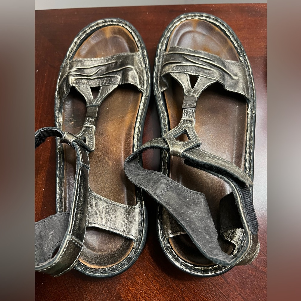 NAOT Sandals Womens 7.5 US 38 EU Leather Strappy Metallic Hook loop EUC